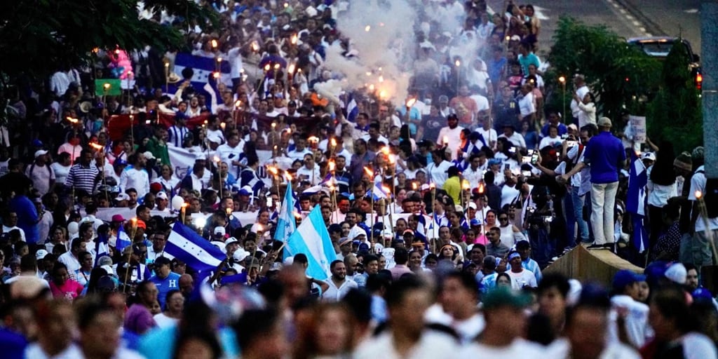 Miles de hondureños marchan con antorchas contra el gobierno tras el fin del tratado de extradición con EEUU