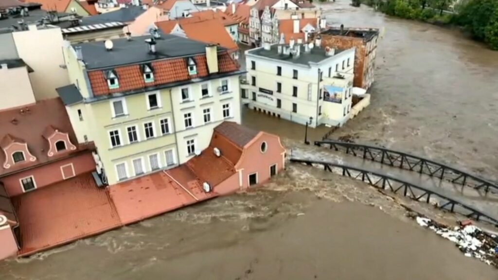 Mitteleuropa: Katastrophale Hochwasserlage: Anwohner erleben "schwerste Stunden ihres Lebens"