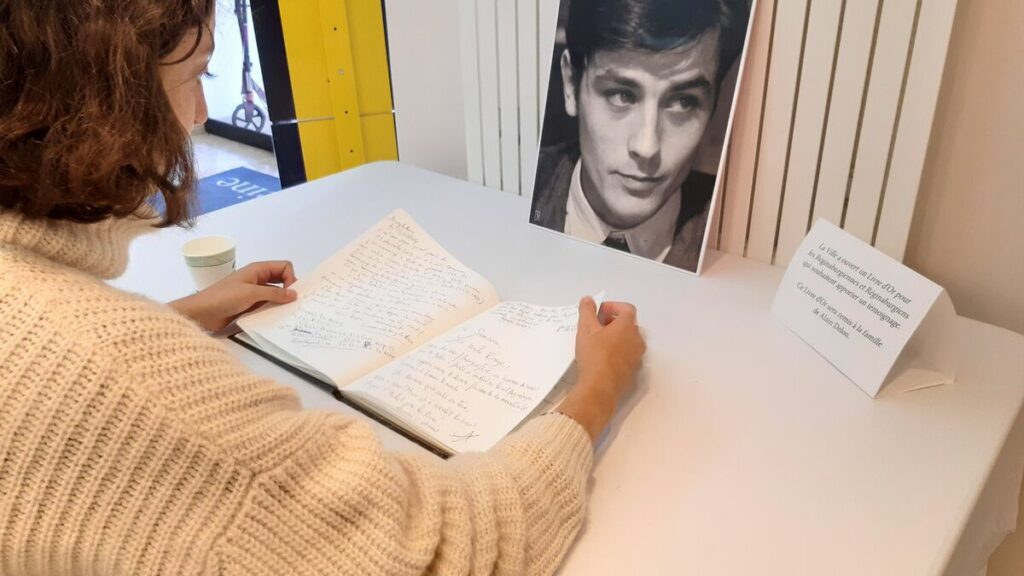 Mort d’Alain Delon : les habitants de Bourg-la-Reine prennent la plume en souvenir « d’une si belle époque »