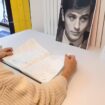 Mort d’Alain Delon : les habitants de Bourg-la-Reine prennent la plume en souvenir « d’une si belle époque »