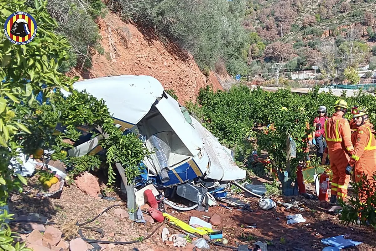 Mueren tres personas tras chocar un helicóptero con una línea de alta tensión en Puçol (Valencia)