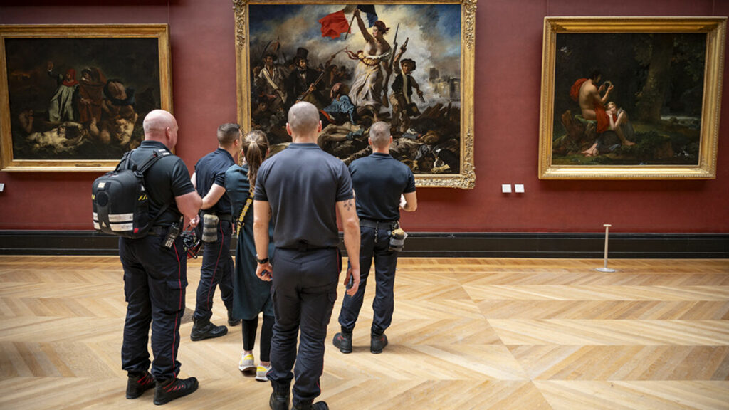 Musée du Louvre : une journée avec les pompiers d’élite qui veillent sur le public… et les œuvres