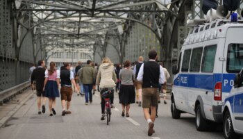 Newsblog zum Oktoberfest in München: Wiesnbesucher im Gleis: S-Bahn muss Schnellbremsung einlegen