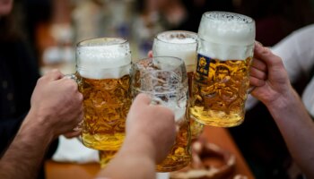 Newsblog zum Oktoberfest in München: Zwei Ordner nach Angriffen mit Masskrug und Weißbierglas verletzt