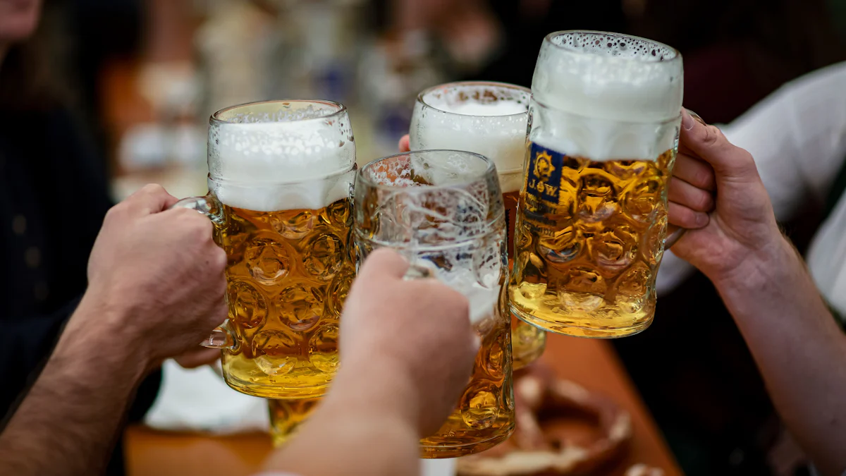 Newsblog zum Oktoberfest in München: Zwei Ordner nach Angriffen mit Masskrug und Weißbierglas verletzt