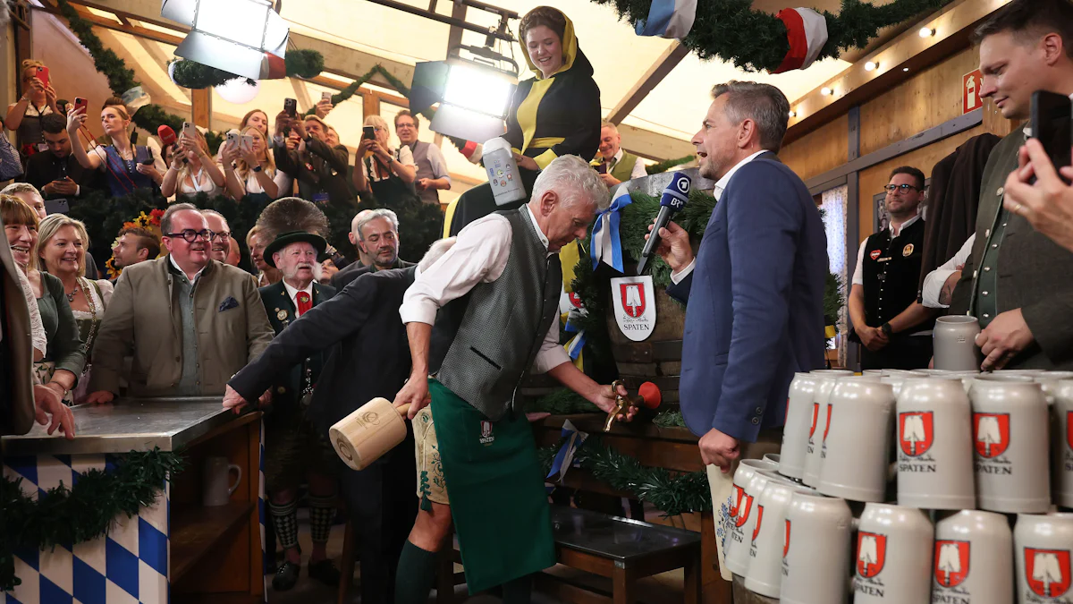 Newsticker zum Oktoberfest: Mit zwei Schlägen: Münchens Oberbürgermeister eröffnet die Wiesn