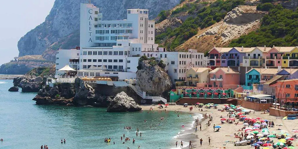 No es Cinque Terre: Esta es la playa más colorida que está a solo 2 horas de Sevilla