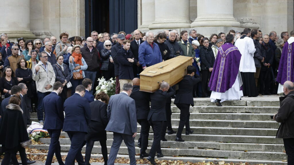 « Nous avons besoin de pleurer » : plusieurs milliers de personnes réunies aux obsèques de Philippine à Versailles