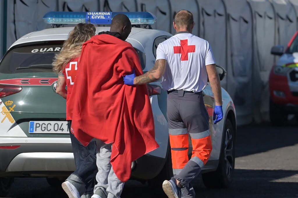 Nueve muertos y 50 desaparecidos tras volcar un cayuco durante su rescate frente a las costas de El Hierro