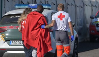 Nueve muertos y 50 desaparecidos tras volcar un cayuco durante su rescate frente a las costas de El Hierro