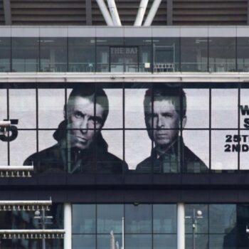 Screens am Londoner Wembley-Stadion kündigen Oasis für das nächste Jahr bereits an.