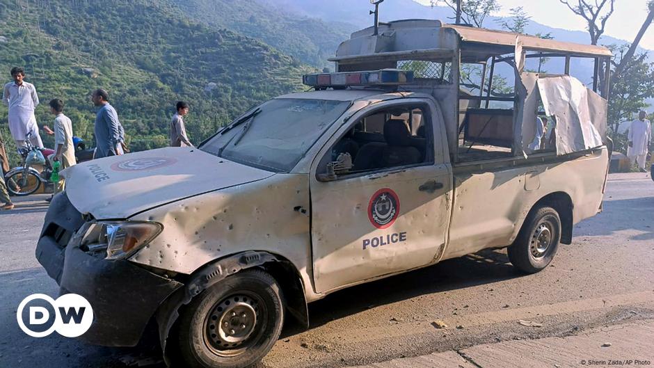 Pakistan: Bomb kills police officer in diplomatic convoy