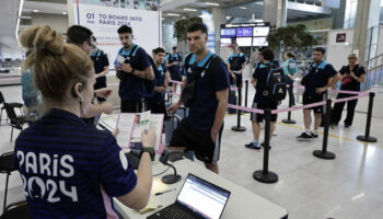 Paris 2024 : à l’aéroport de Roissy-Charles-de-Gaulle, des salariés du comité d’organisation en grève