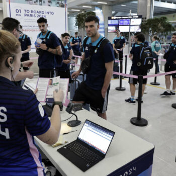 Paris 2024 : à l’aéroport de Roissy-Charles-de-Gaulle, des salariés du comité d’organisation en grève