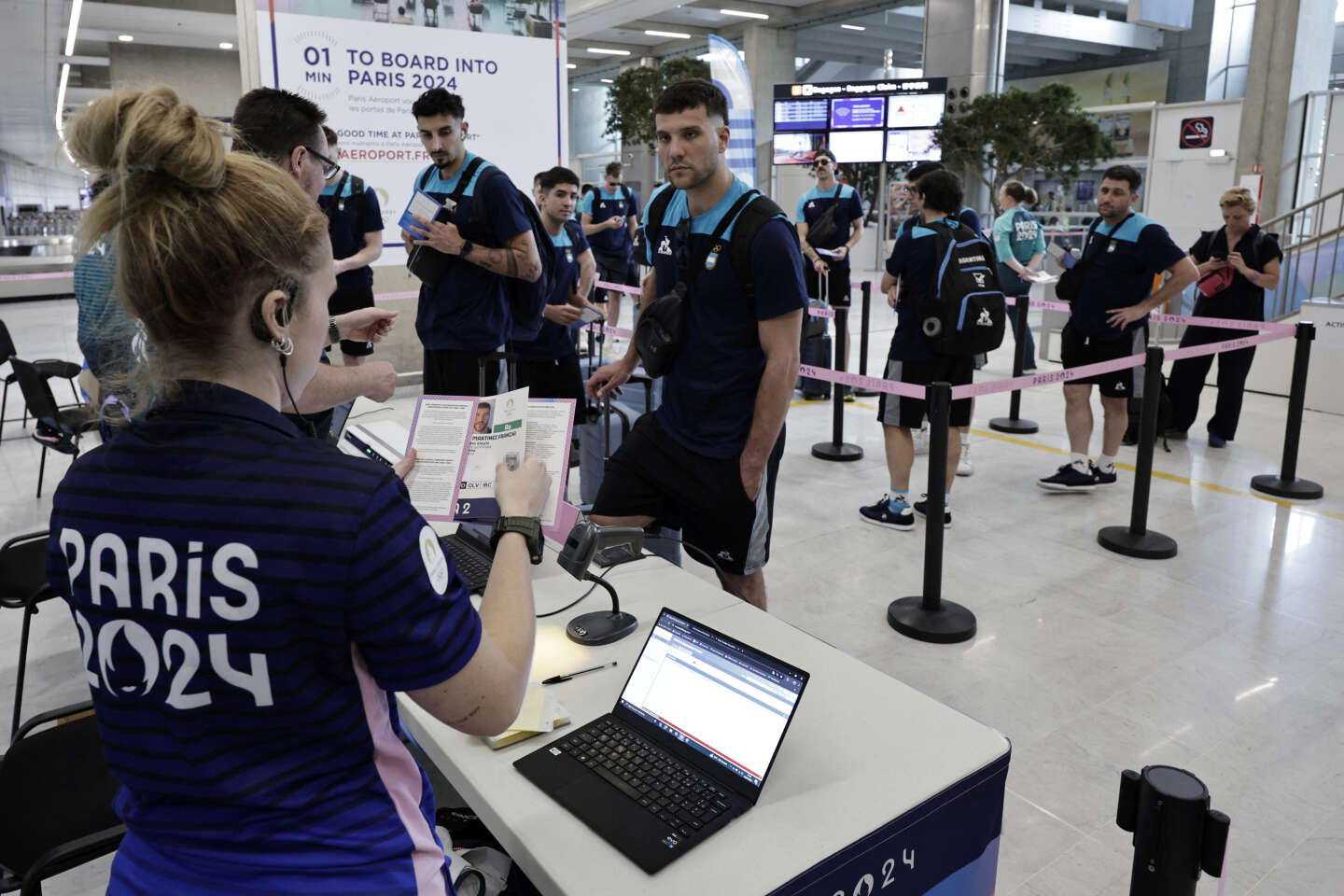 Paris 2024 : à l’aéroport de Roissy-Charles-de-Gaulle, des salariés du comité d’organisation en grève