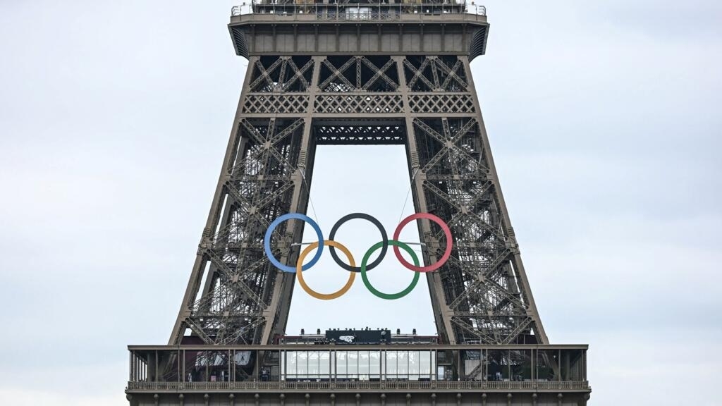 Paris 2024 : les anneaux olympiques "vont rester sur la tour Eiffel", annonce Anne Hidalgo