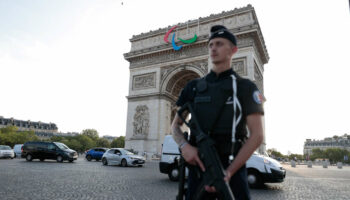 Paris 2024 : plus de 4 000 policiers mobilisés pour la « parade des champions » sur les Champs-Elysées