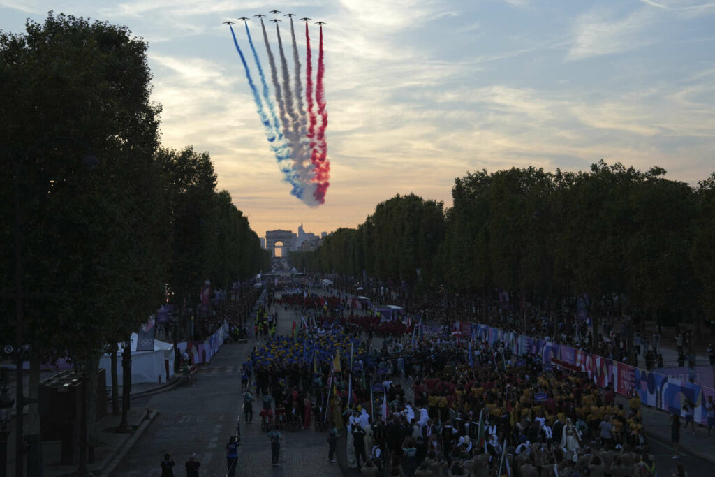 Paris 2024 : une dernière parade sur les Champs-Elysées pour les athlètes français