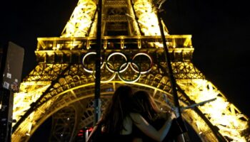 Paris: Les anneaux olympiques de la tour Eiffel ont été retirés