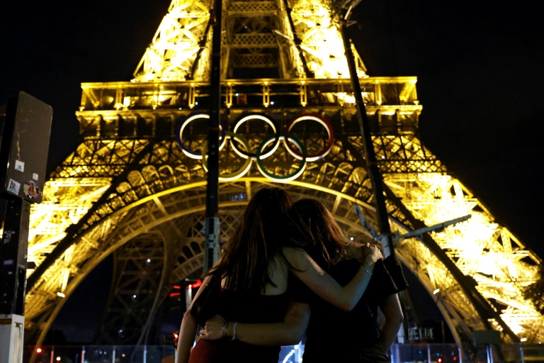 Paris: Les anneaux olympiques de la tour Eiffel ont été retirés