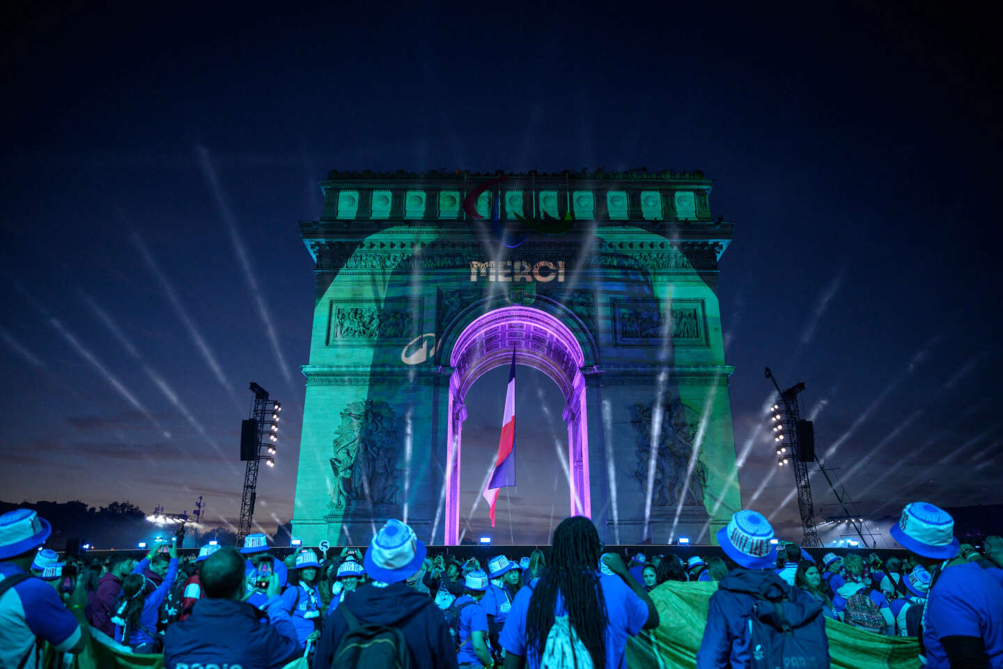 Paris dit adieu aux JO après une parade sur les Champs-Elysées : « C’est un peu dur que tout s’arrête »