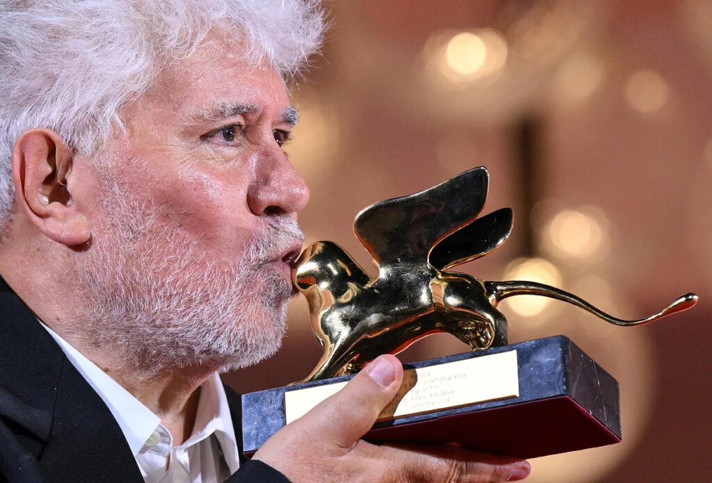 Pedro Almodóvar: "No soñaba con el León de Oro, pero ahora que lo tengo me he vuelto adicto"