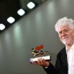 Pedro Almodovar remporte le Lion d’or à la Mostra de Venise pour « The Room Next Door »