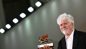 Pedro Almodovar remporte le Lion d’or à la Mostra de Venise pour « The Room Next Door »