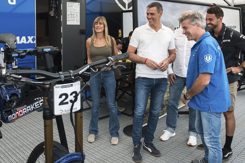 Pedro Sánchez y su mujer, Begoña Gómez, de "visita privada" en Andorra para ver el mundial de bicicleta