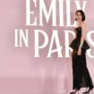 Placement de (beaucoup) de produits: Emily in Paris: la femme-sandwich ?