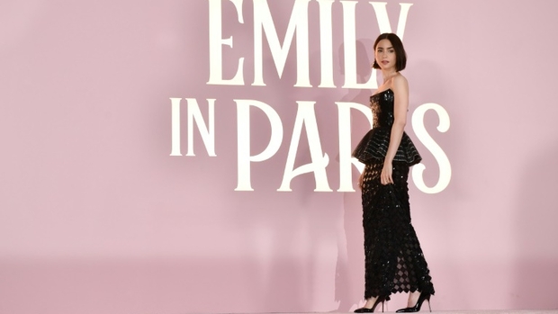 Placement de (beaucoup) de produits: Emily in Paris: la femme-sandwich ?