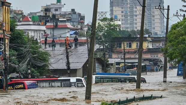 Pluies diluviennes: Au moins 101 morts et 64 disparus dans des inondations au Népal