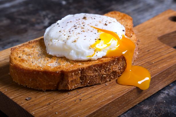 Poached eggs cooked in 60 seconds - without using a pan or vinegar