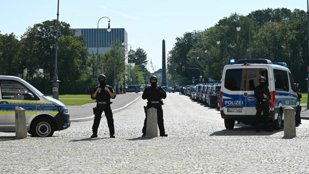 Polizei-Großeinsatz: Innenminister: "Möglicherweise Anschlag auf israelisches Generalkonsulat geplant"