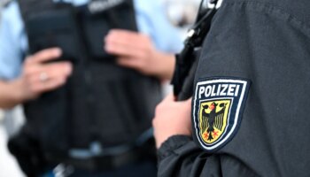 Polizeieinsatz am Hauptbahnhof: Rechte und Linke geraten aneinander