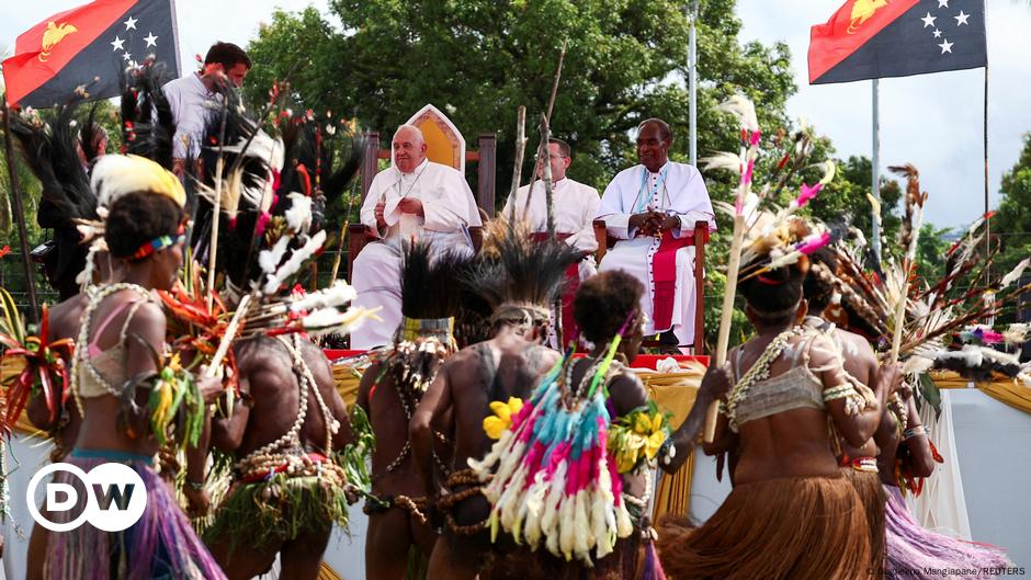 Pope Francis visits remote town in Papua New Guinea