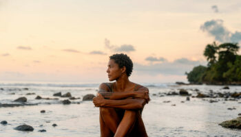 Pour la chanteuse Ayo, des gammes et des vagues : « J’ai besoin d’aller surfer tous les matins. Il y a des gens qui vont à l’église. Mon temple, c’est l’océan »