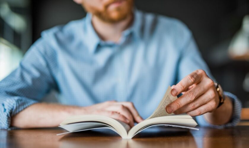 Pour son anniversaire, il reçoit un livre qu’il n’a pas envie de lire d’un ami qui ne l’a pas lu