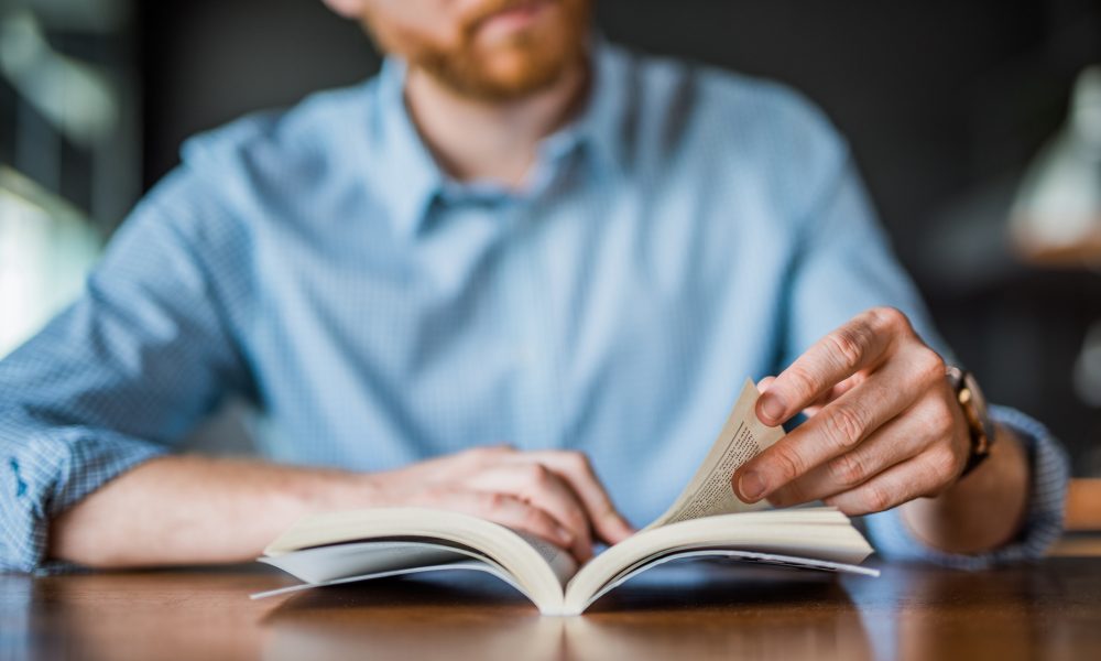 Pour son anniversaire, il reçoit un livre qu’il n’a pas envie de lire d’un ami qui ne l’a pas lu