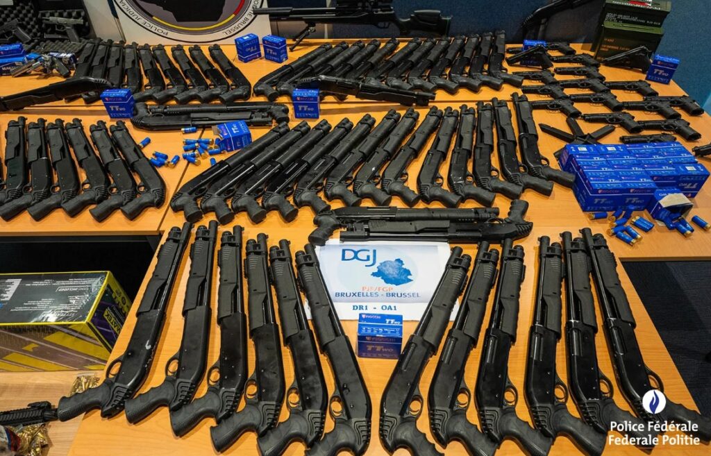 "Produites par des mafieux": Une impressionnante saisie d'armes en Belgique