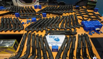 "Produites par des mafieux": Une impressionnante saisie d'armes en Belgique