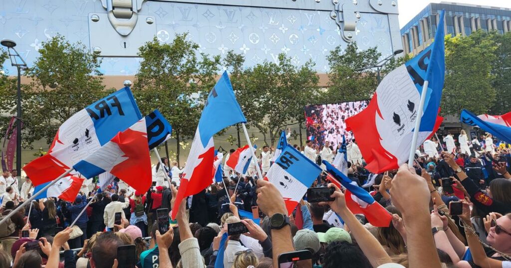 «Profiter des dernières minutes des JO» : une foule nostalgique a fêté une dernière fois ses champions sur les Champs-Élysées