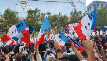 «Profiter des dernières minutes des JO» : une foule nostalgique a fêté une dernière fois ses champions sur les Champs-Élysées