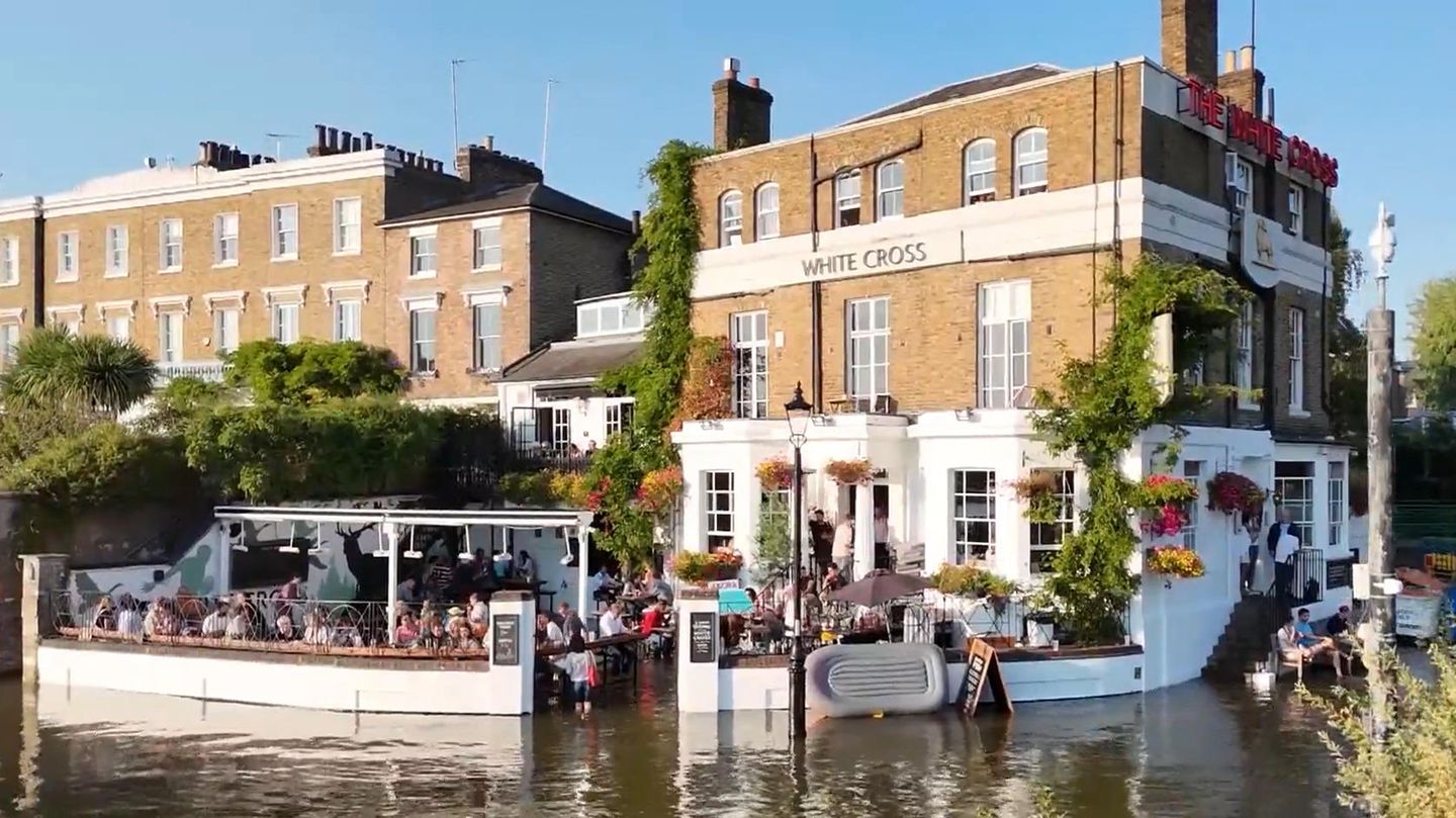 Pub an der Themse: Steigender Pegel: Überschwemmte Kneipe wird "Londoner Version der Karibik"