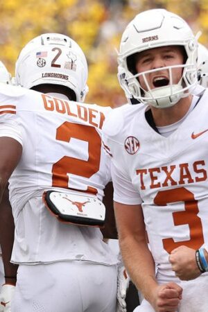 Quinn Ewers puts on stellar display, throws 3 touchdown passes as Texas routs Michigan