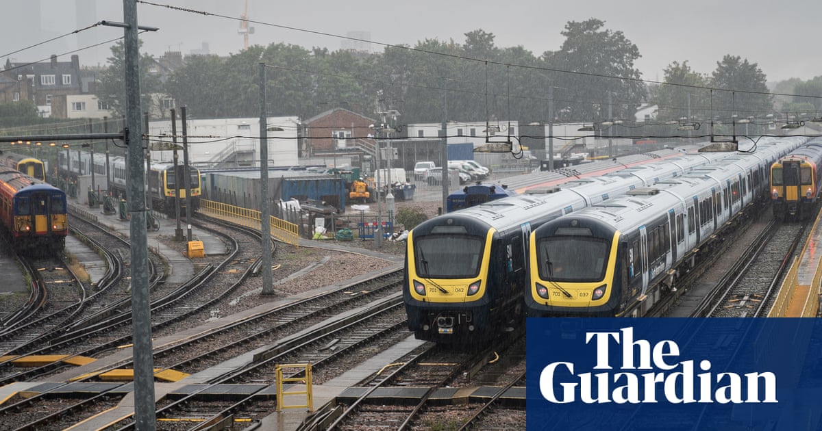 RMT rail workers vote to accept pay deals