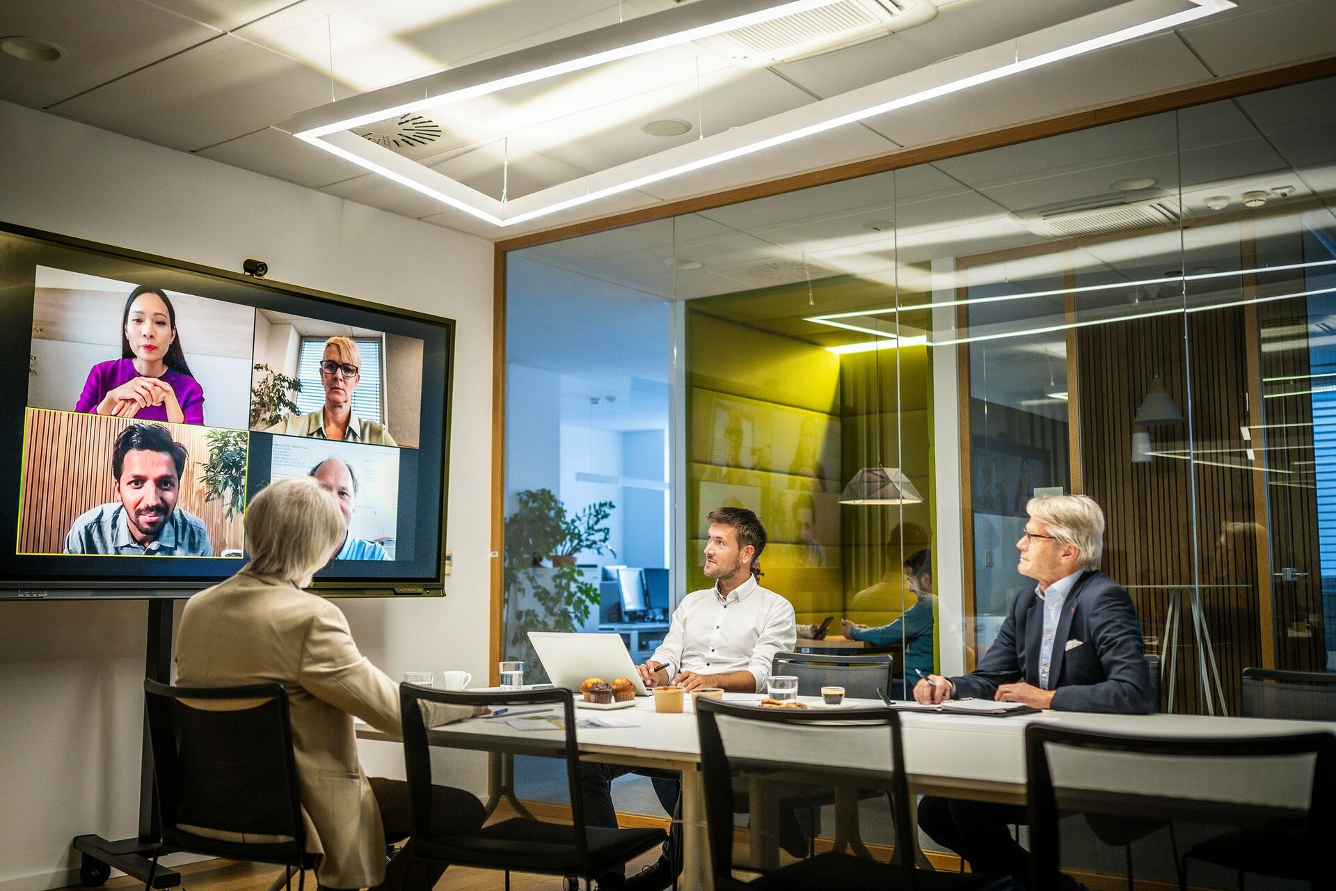 Recul du télétravail: Le travail "hybride", la solution pour réconcilier salariés et employeurs ?