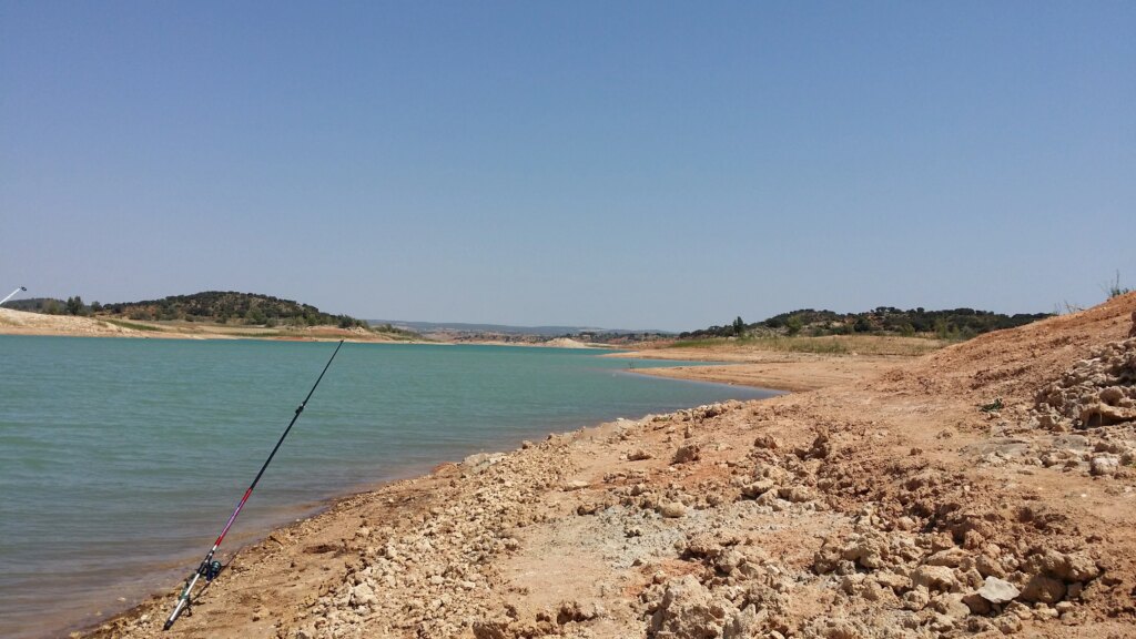 Rescatan a un joven con síntomas de ahogamiento tras caer al agua mientras pescaba en Honrubia