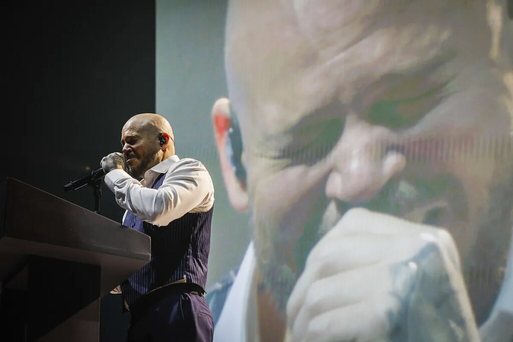 Residente fue todo emoción en Madrid: rompe a llorar durante un concierto de alta intensidad emocional