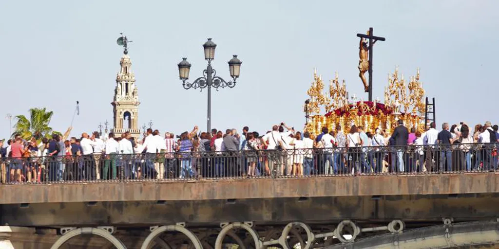 Reyes Católicos, La Campana y el Altozano, principales puntos de la procesión Magna de diciembre